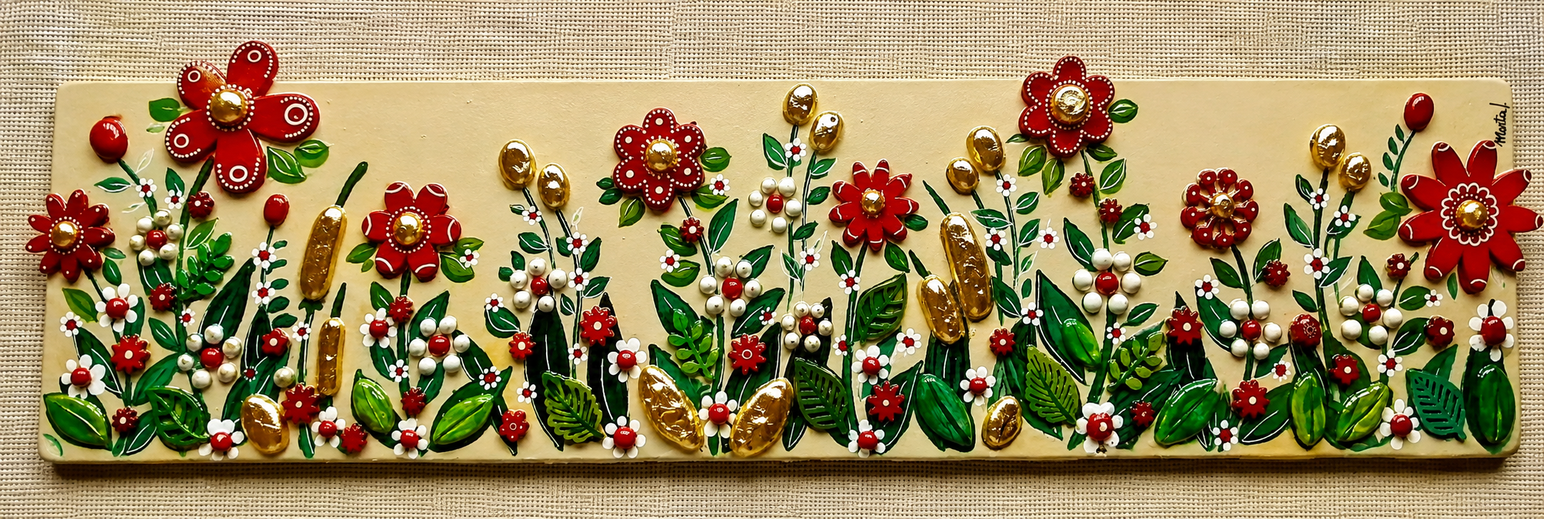 Fascia decorativa con fiori rossi e foglie verdi