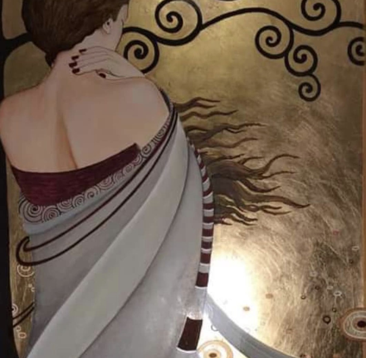 Figura femminile in un'opera su fondo oro