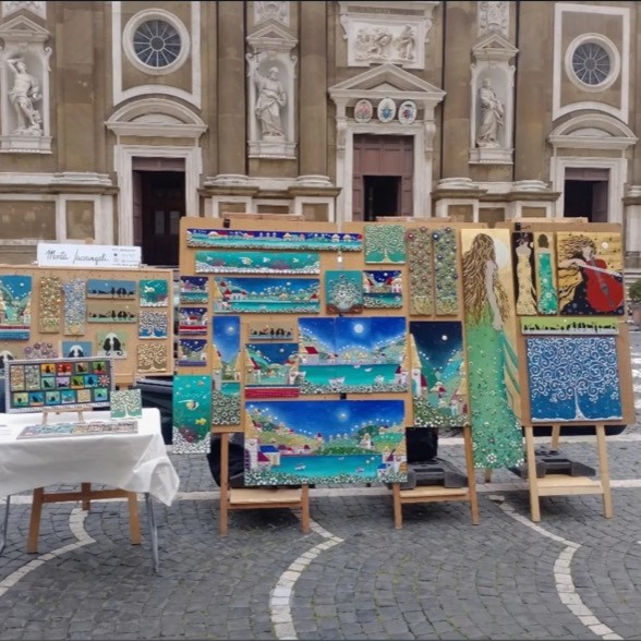 Mostra di Marta Iacoangeli davanti a una chiesa a Frascati