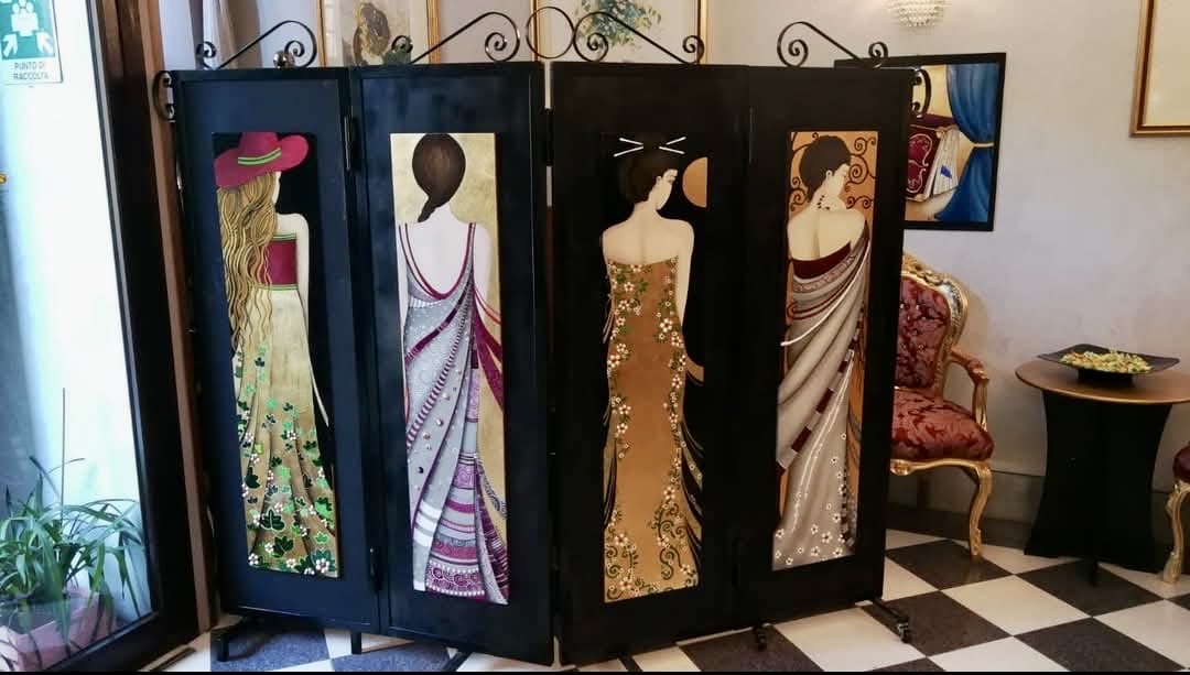 Paravento espositivo con quattro figure femminili dipinte
