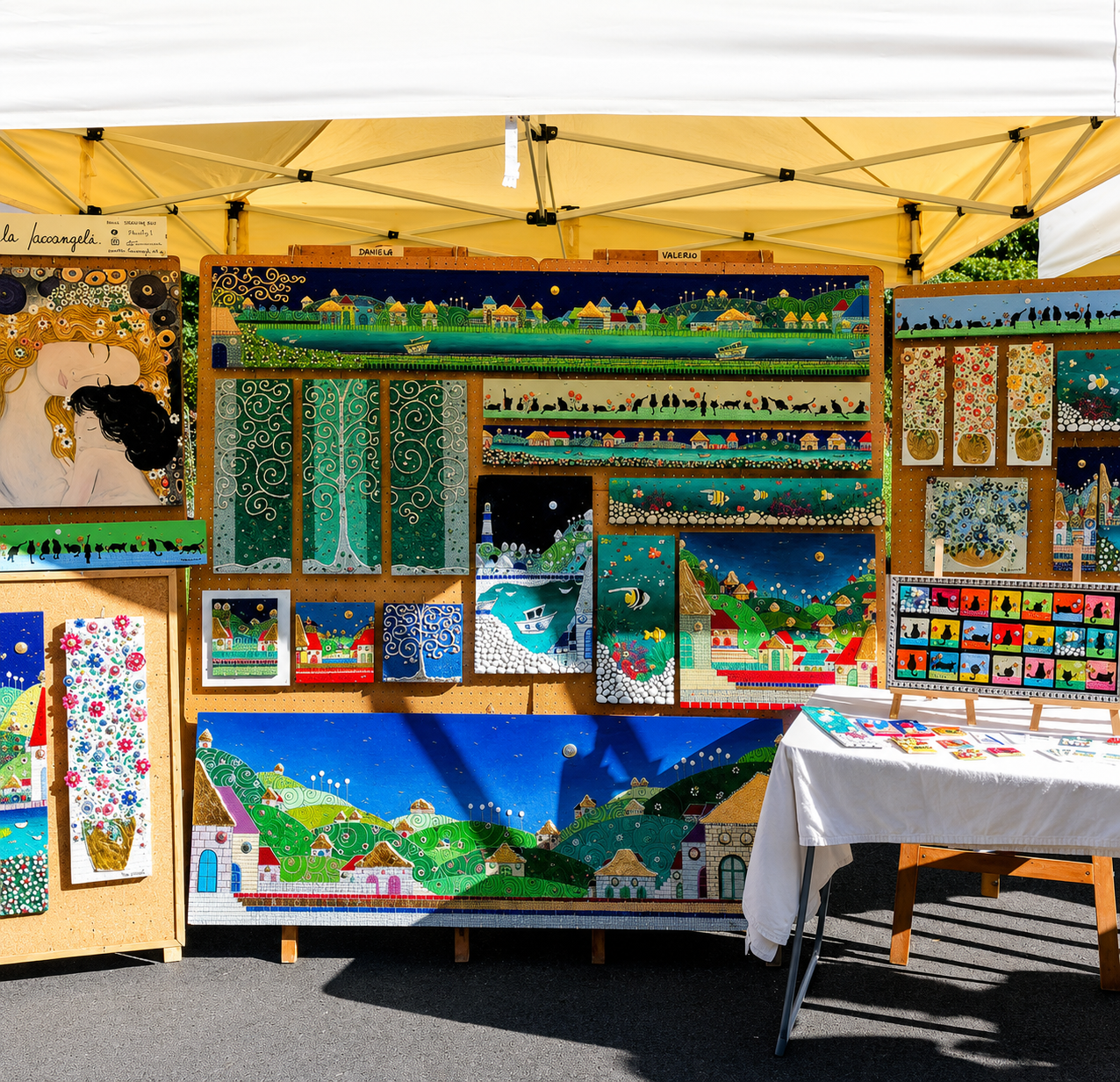 Allestimento colorato di Marta Iacoangeli sotto un gazebo