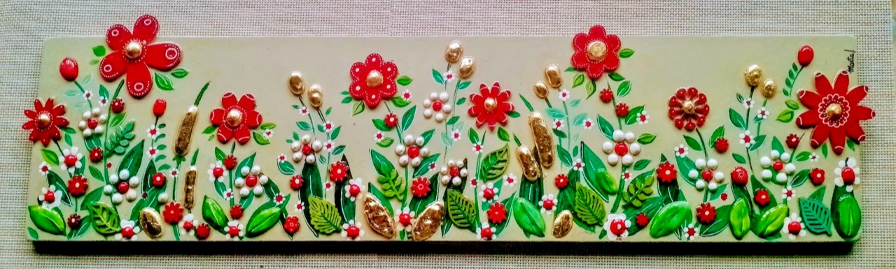 Fascia decorativa con fiori rossi e foglie verdi
