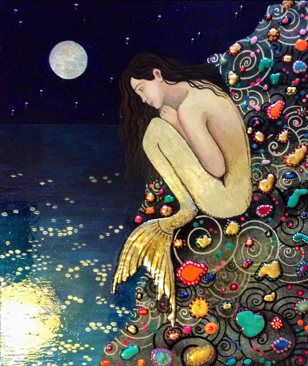 Sirena dorata sotto la luna