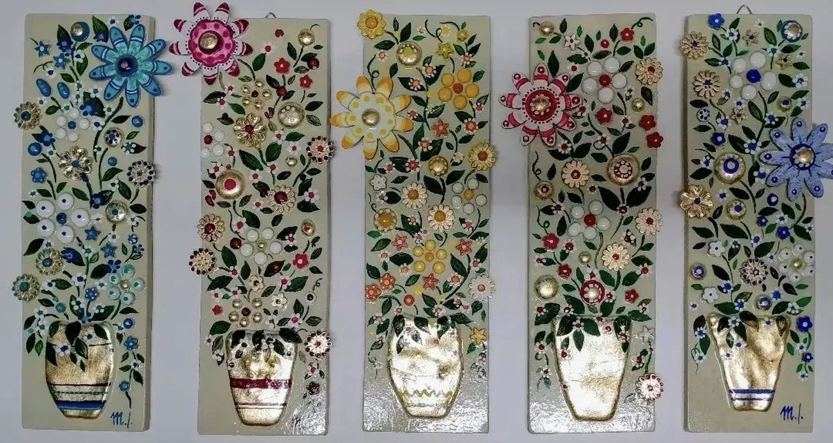 Serie di vasi floreali decorativi con dettagli dorati